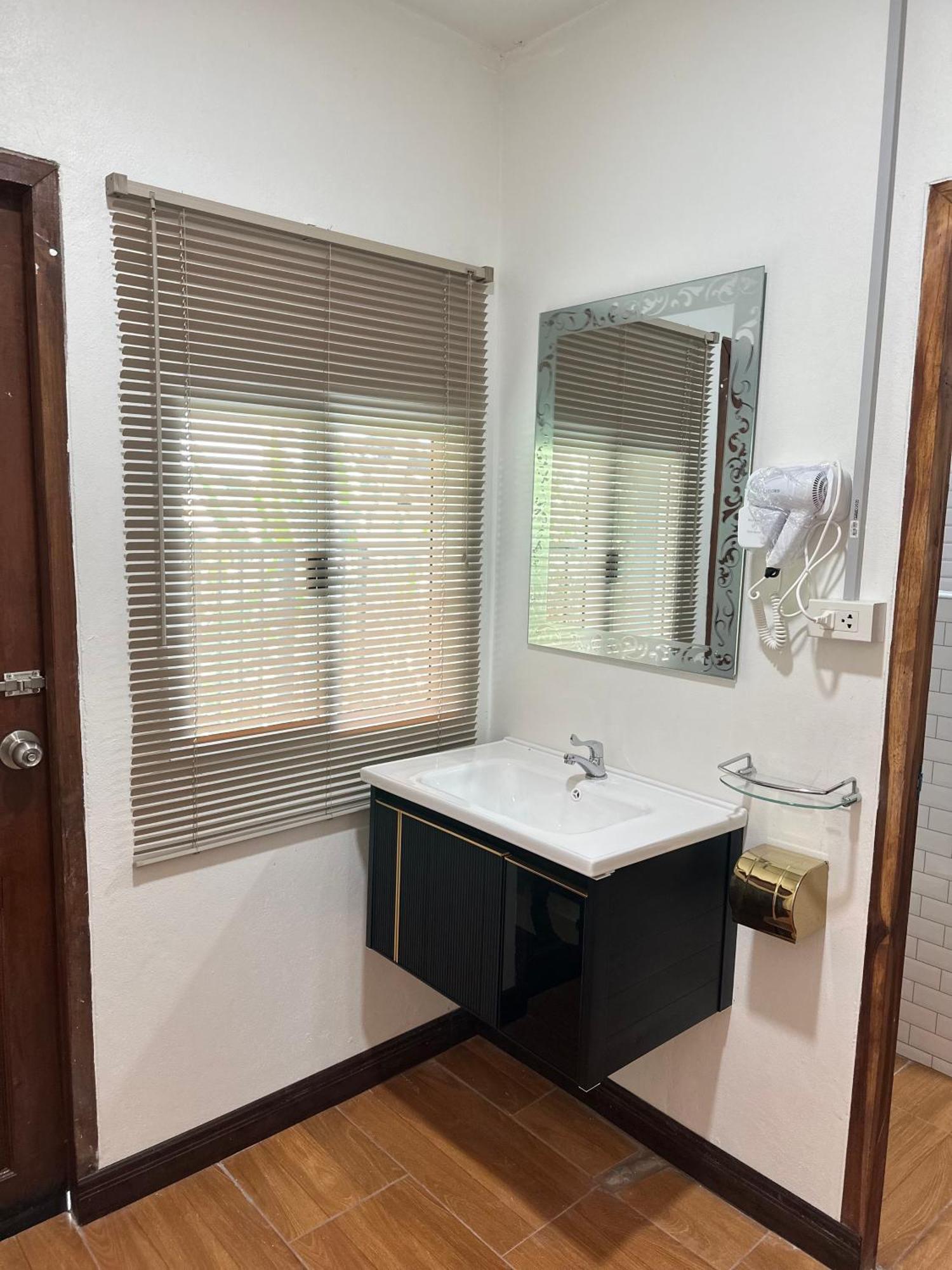 Service Apartment ห้อง102 ใจกลางเมืองใกล้แหล่งท่องเที่ยว Lampang Ngoại thất bức ảnh